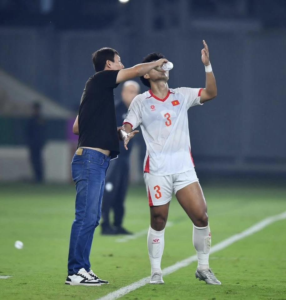 Hài hước hình ảnh HLV Kim Sang Sik 'tiếp nước' cho Lý Đức giữa trận cầu kịch tính của U23 Việt Nam - Ảnh 1. Hài hước hình ảnh HLV Kim Sang Sik 'tiếp nước' cho Lý Đức giữa trận cầu kịch tính của U23 Việt Nam - Ảnh 1.