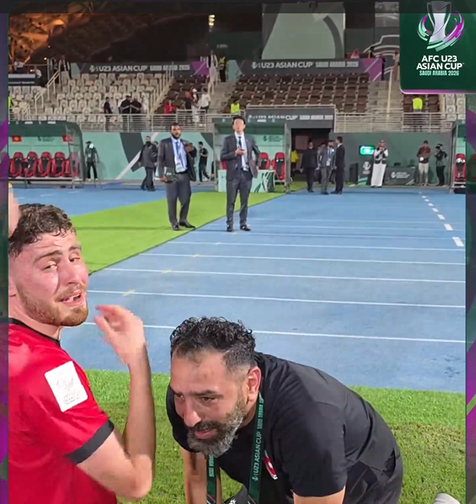 HLV U23 Jordan bật khóc, ăn mừng xúc động với cầu thủ sau chiến thắng của U23 Việt Nam - Ảnh 1.