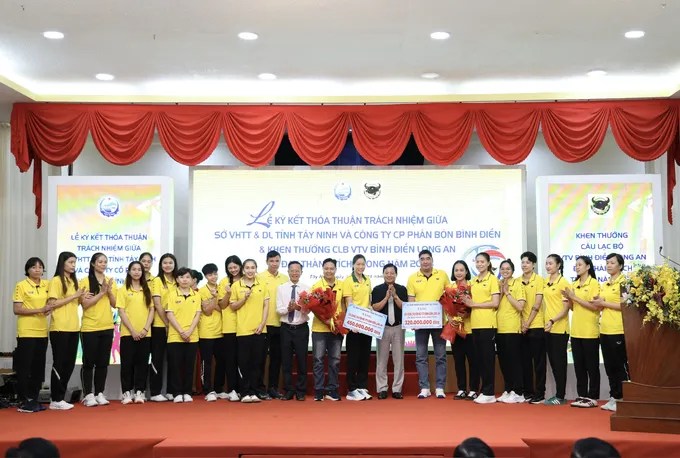 Huyền thoại Ngọc Hoa và học trò nhận thưởng lớn ngay trước mùa giải mới - Ảnh 1.