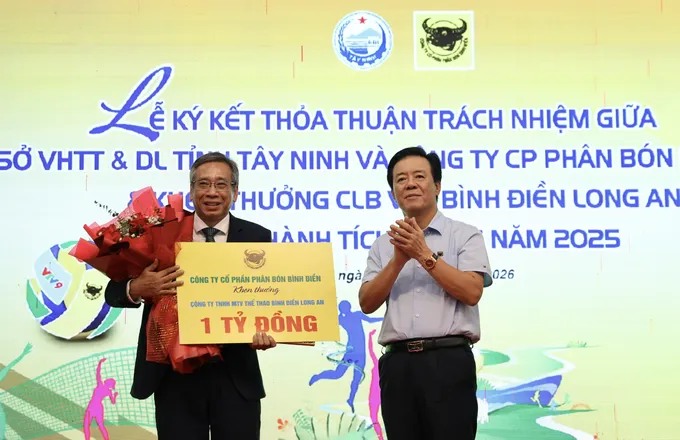 Huyền thoại Ngọc Hoa và học trò nhận thưởng lớn ngay trước mùa giải mới - Ảnh 2.