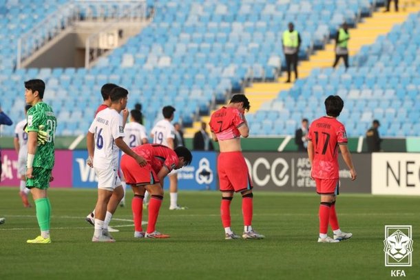 U23 Hàn Quốc thua trắng U23 Uzbekistan, CĐV đòi đưa HLV Kim Sang Sik về dẫn dắt đội bóng xứ kim chi - Ảnh 1.