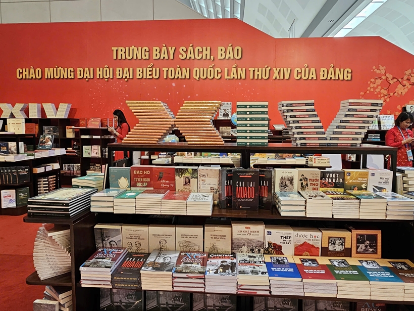 Không gian trưng bày sách đặc biệt phục vụ Đại hội XIV của Đảng - Ảnh 2.