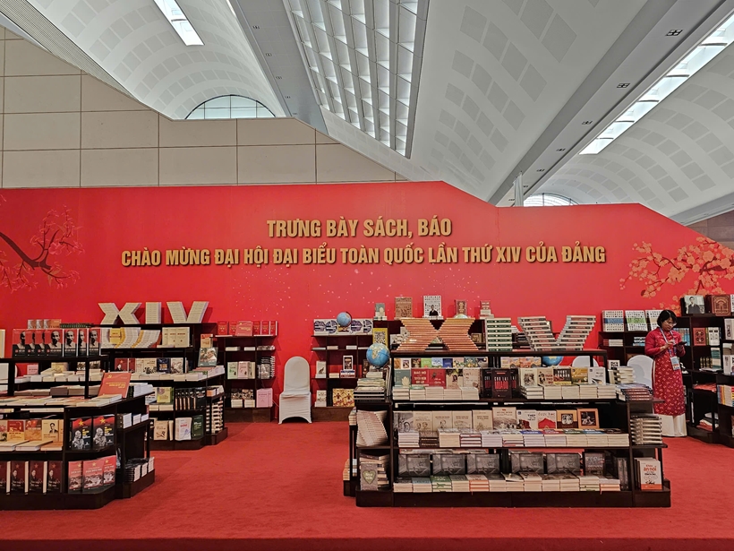 Không gian trưng bày sách đặc biệt phục vụ Đại hội XIV của Đảng - Ảnh 1.