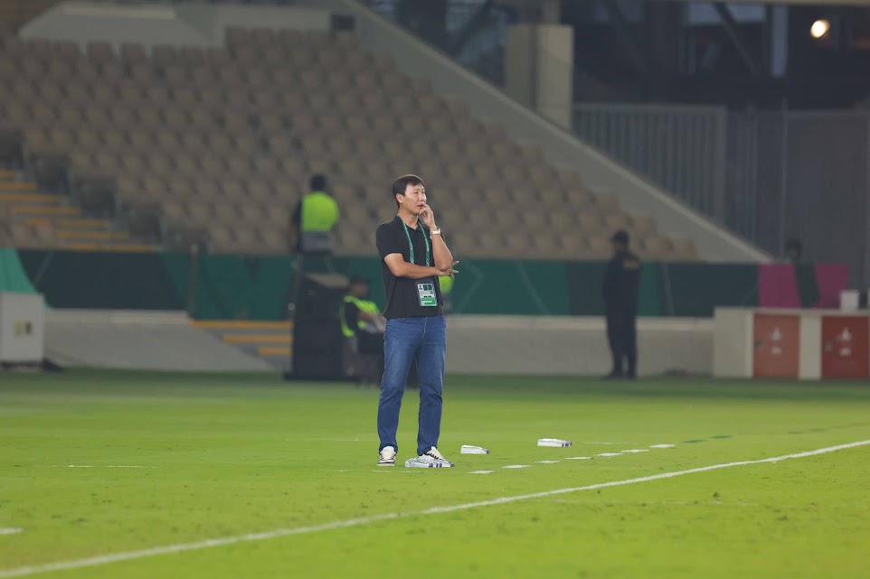 HLV Kim Sang Sik cho thấy vì sao ông được đánh giá là một trong những nhà cầm quân tài ba nhất trong lịch sử bóng đá Việt Nam. Ảnh: Ted Trần TV