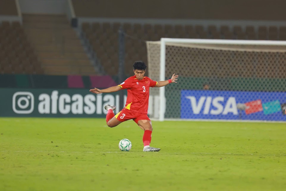 Trong hành trình đầy cảm xúc của U23 Việt Nam tại VCK U23 châu Á 2026, rất nhiều gương mặt đã trở thành điểm tựa quan trọng trong sơ đồ chiến thuật của HLV Kim Sang Sik. Một trong số đó chính là trung vệ Lý Đức. Ảnh: Ted Trần TV