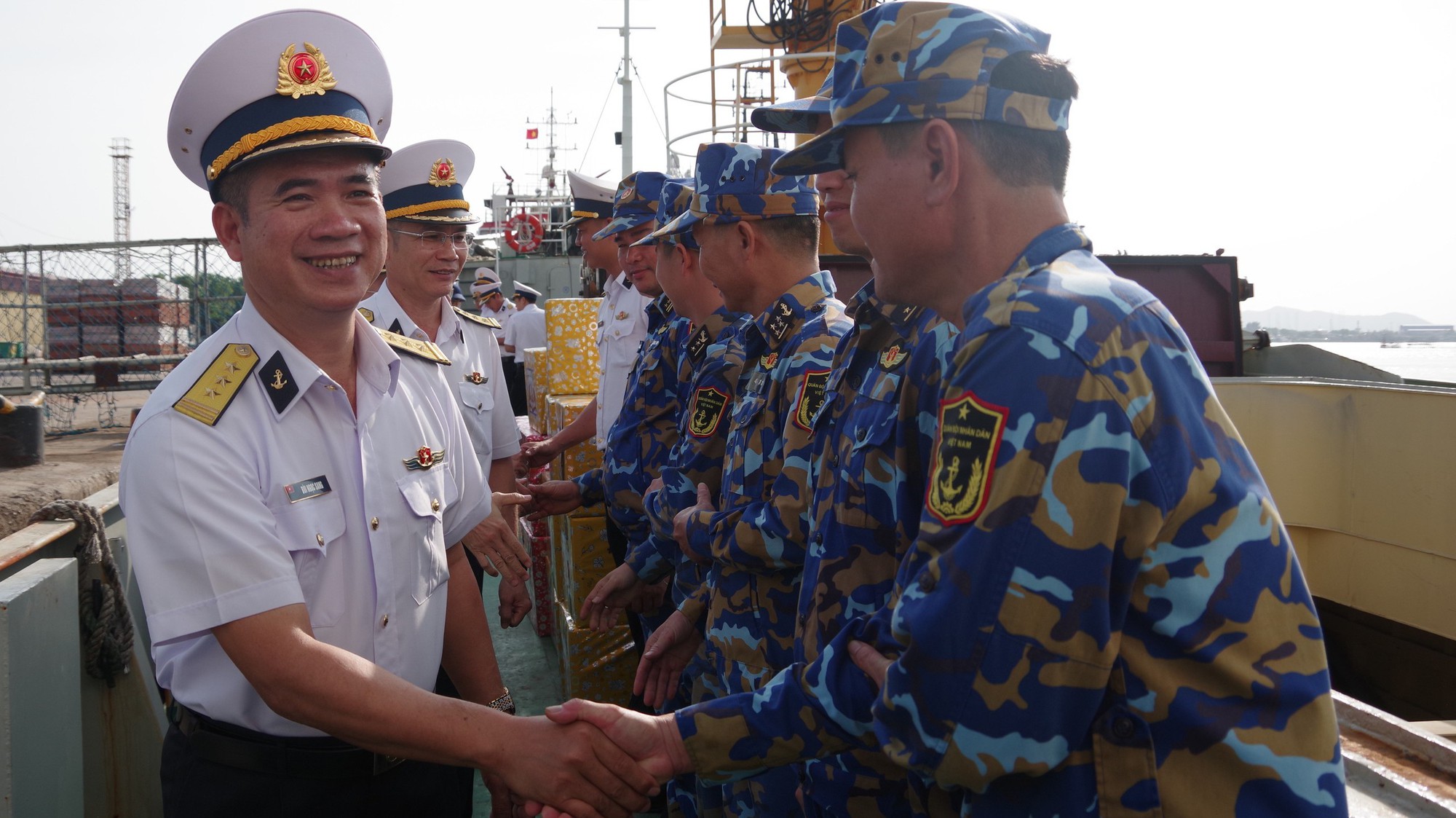 Mang quà Tết, nhu yếu phẩm đến Đặc khu Trường Sa