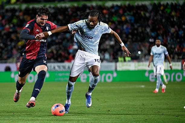 Juventus (phải) thua Cagliari 0-1 ở vòng 21 Serie A