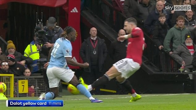 Cựu trọng tài Ngoại hạng Anh khẳng định sao MU đáng lẽ phải bị đuổi ở derby Manchester - Ảnh 1.