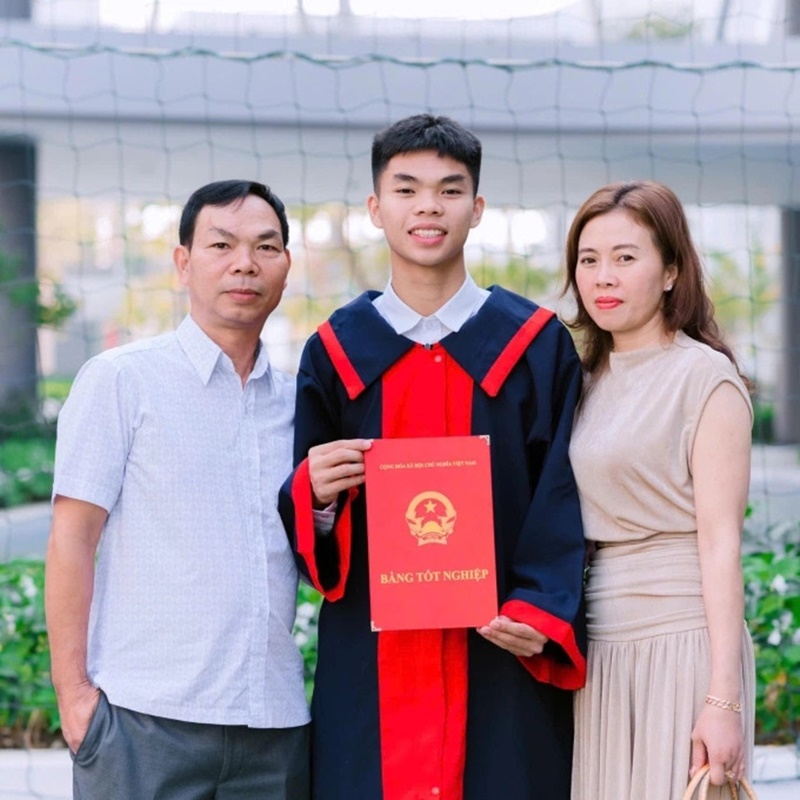 Lê Phát cùng bố mẹ trong lễ nhận bằng tốt nghiệp