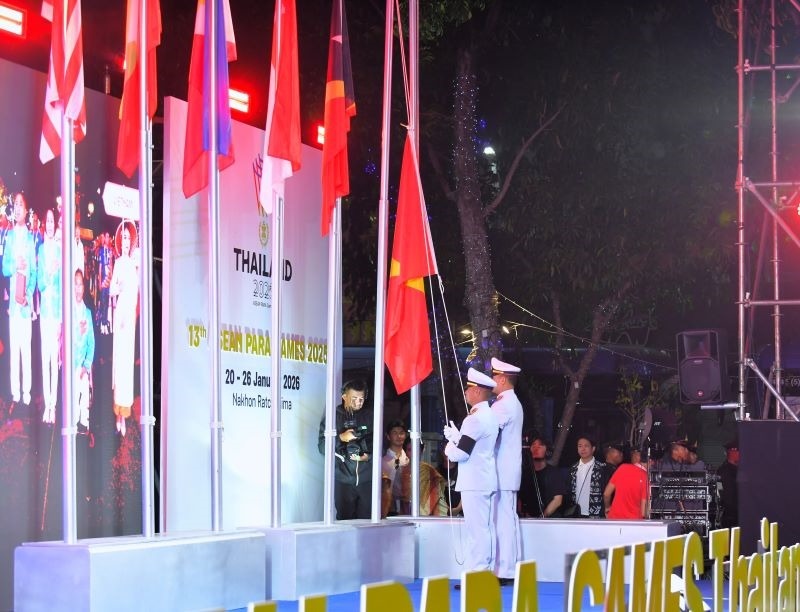Quốc kỳ Việt Nam tung bay tại Lễ Thượng cờ ASEAN Para Games 13 - Ảnh 1.