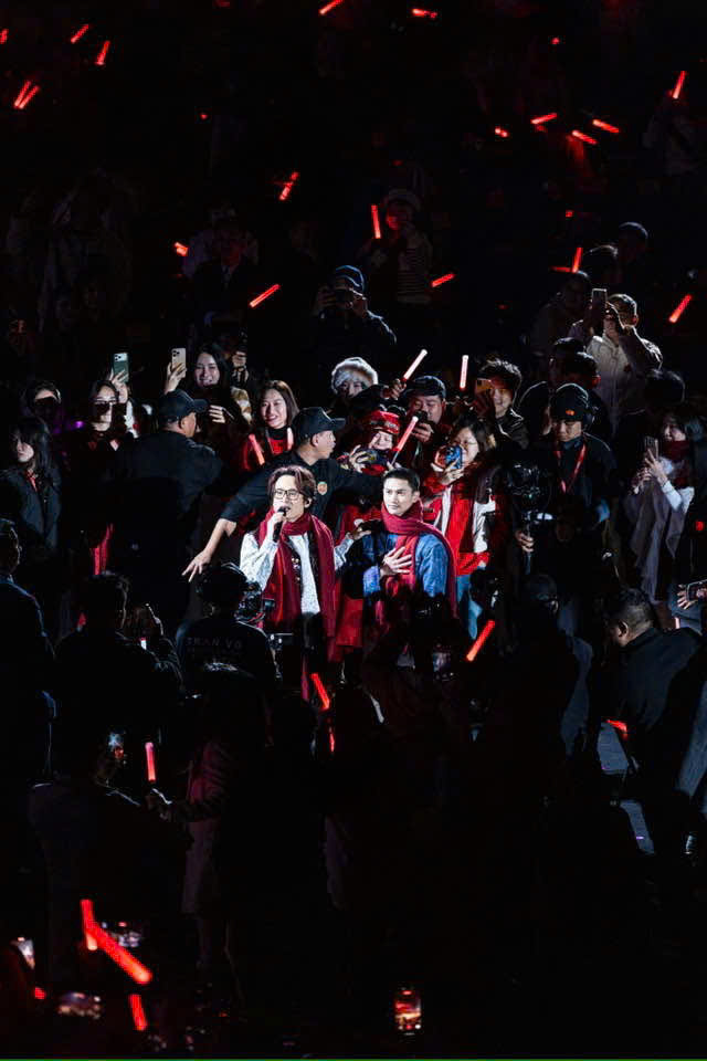 Hà Anh Tuấn và The Rose Concert tặng 1 tỷ đồng cho bệnh nhân ung thư về quê ăn tết - Ảnh 4.