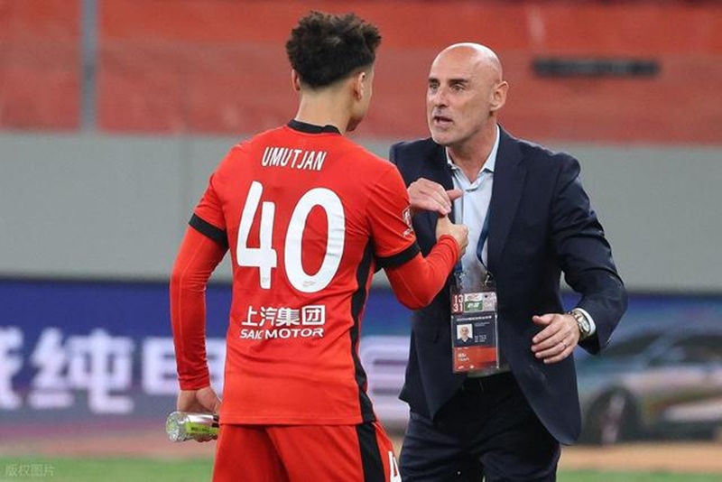 Trung vệ Wumitijiang là chốt chặn quan trọng ở hàng phòng ngự của U23 Trung Quốc