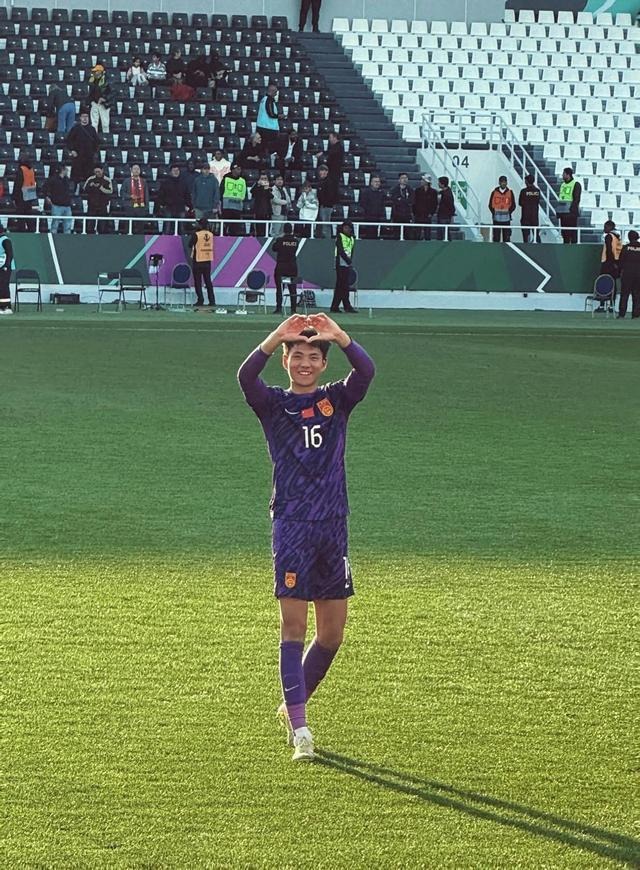 Thủ môn U23 Trung Quốc Li Hao và bạn gái gây chú ý trước bán kết gặp U23 Việt Nam - Ảnh 1.