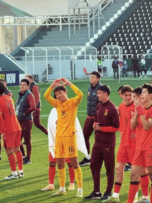 Thủ môn U23 Trung Quốc Li Hao và bạn gái gây chú ý trước bán kết gặp U23 Việt Nam - Ảnh 2.