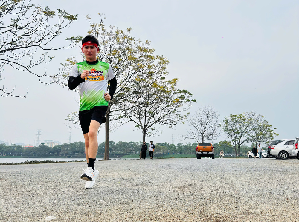 Phạm Xuân Ninh và hành trình chạy bộ để giữ năng lượng tích cực giữa nhịp sống bận rộn - Ảnh 2.