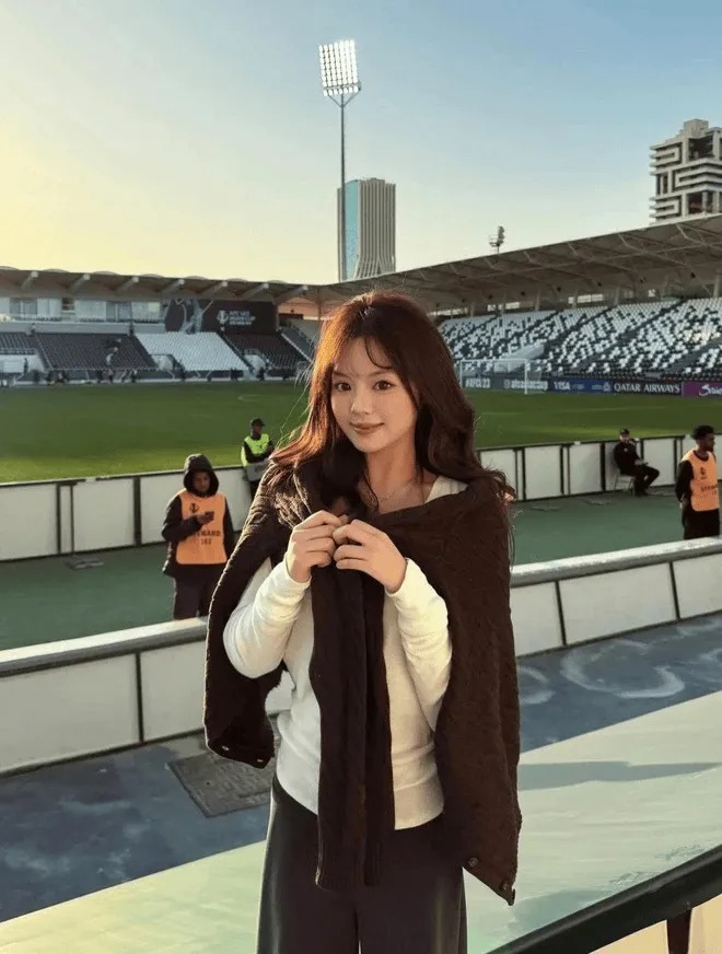 Thủ môn U23 Trung Quốc Li Hao và bạn gái gây chú ý trước bán kết gặp U23 Việt Nam - Ảnh 4.