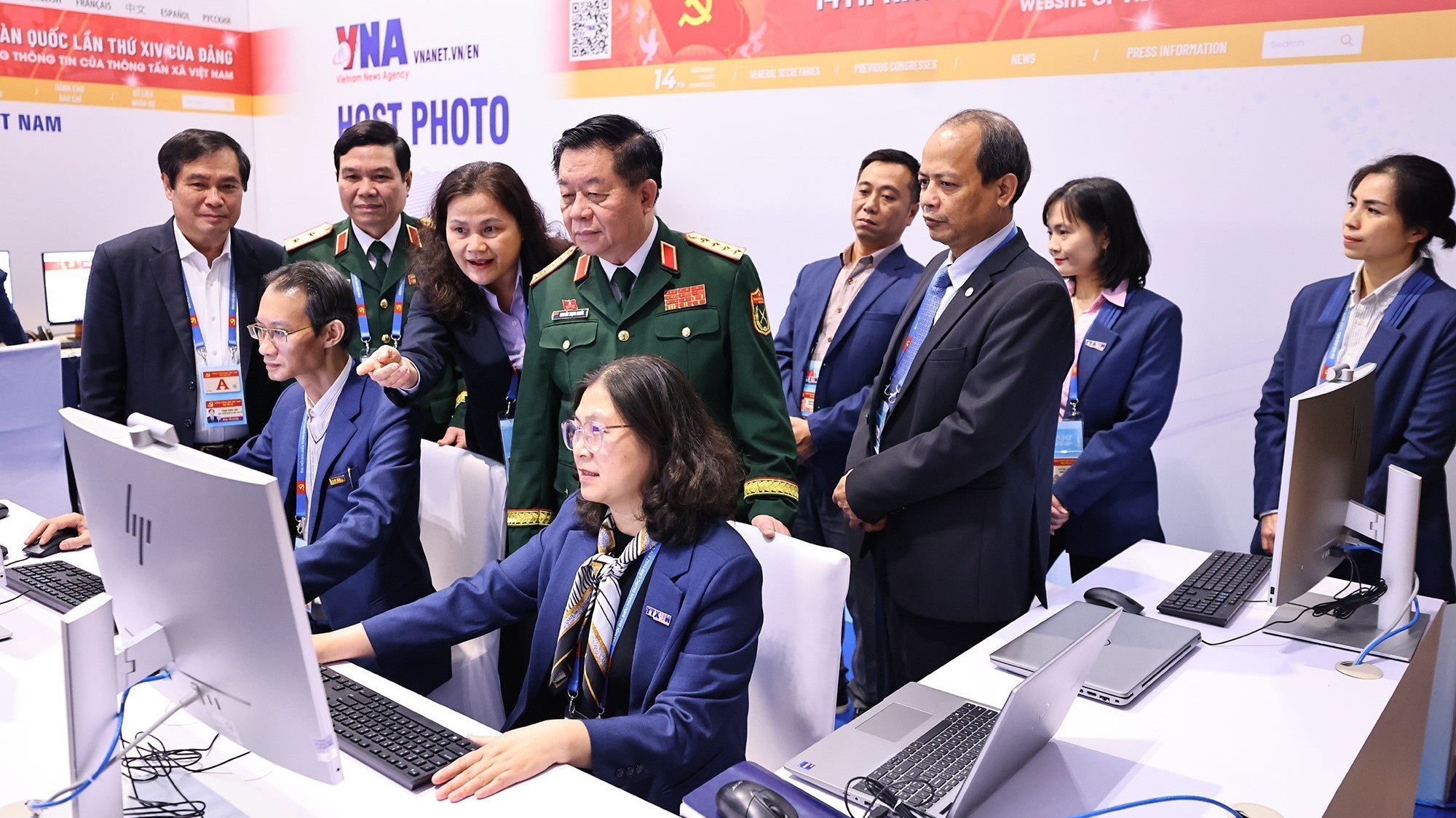 Đại tướng Nguyễn Trọng Nghĩa thăm khu tác nghiệp của TTXVN tại Đại hội XIV của Đảng