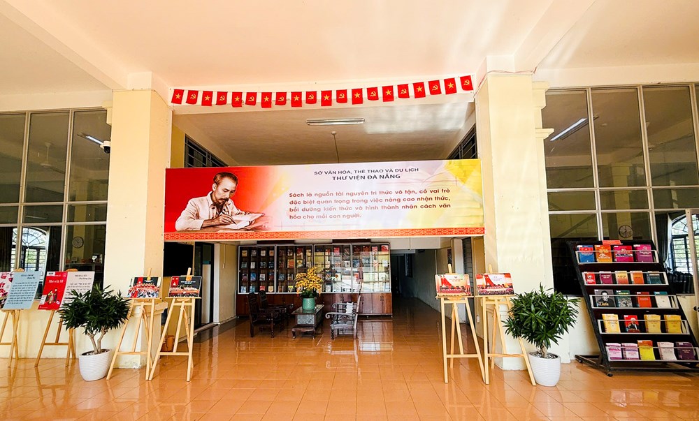 Trưng bày thông tin, giới thiệu sách chào mừng Đại hội XIV của Đảng - Ảnh 1.