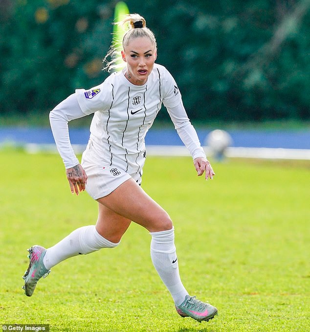 'Nữ cầu thủ quyến rũ nhất thế giới' cân nhắc chia tay bóng đá Italy - Ảnh 1.