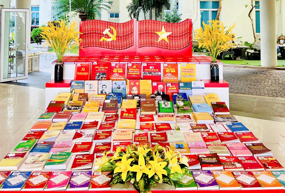 Trưng bày thông tin, giới thiệu sách chào mừng Đại hội XIV của Đảng - Ảnh 2.