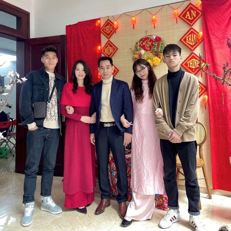 Bố mẹ trung vệ Hiểu Minh bỏ dở trận đấu khi con trai dính chấn thương nhập viện - Ảnh 1.