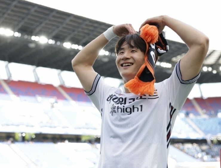 Trung vệ Shin Min Ha (1m86) có giá thị trường lên tới 600 nghìn euro, bằng cả Đình Bắc (300 nghìn euro) và Văn Khang (300 nghìn euro) cộng lại