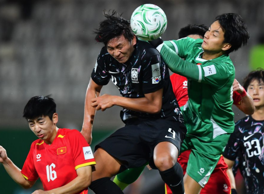 Văn Bình, Trung Kiên xuất sắc ở U23 Việt Nam, HLV Kim Sang Sik khó nghĩ trước ASEAN Cup - Ảnh 1. Văn Bình, Trung Kiên xuất sắc ở U23 Việt Nam, HLV Kim Sang Sik khó nghĩ trước ASEAN Cup - Ảnh 1.