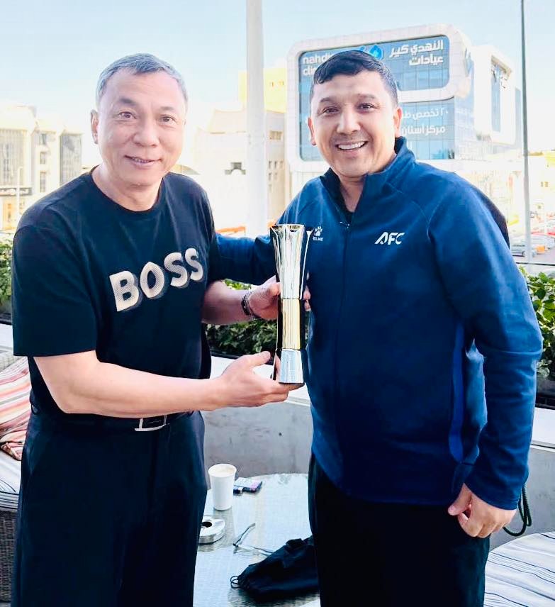 Đình Bắc nhận danh hiệu Vua phá lưới theo cách rất đặc biệt khi Chủ tịch VFF đóng vai 'người vận chuyển' - Ảnh 1.