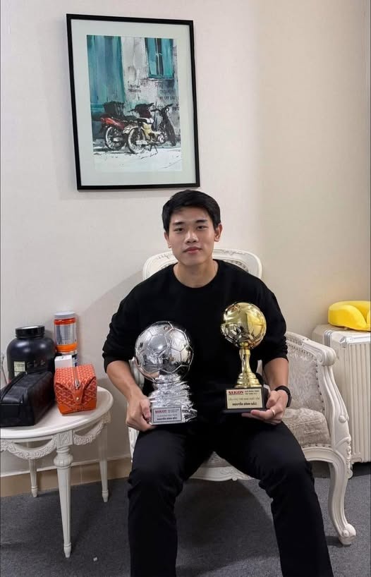 Đình Bắc nhận danh hiệu Vua phá lưới theo cách rất đặc biệt khi Chủ tịch VFF đóng vai 'người vận chuyển' - Ảnh 2.