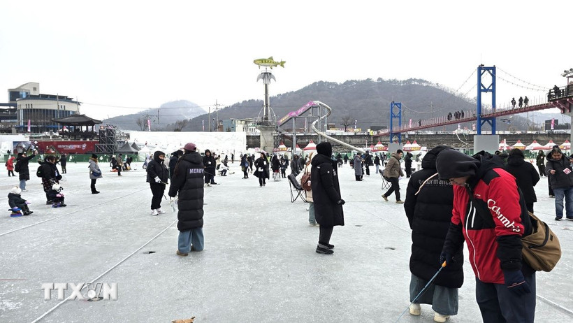 Hàn Quốc: Lễ hội câu cá băng Hwacheon cán mốc 1 triệu lượt khách sau hai tuần tổ chức - Ảnh 1.