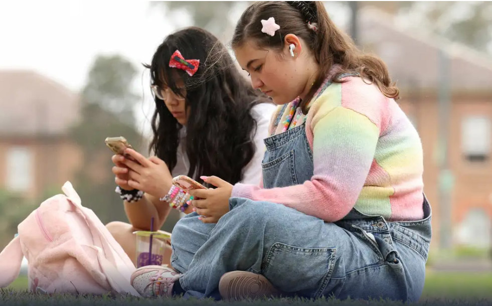 Tổng thống Pháp thúc đẩy lệnh cấm trẻ em dưới 15 tuổi dùng mạng xã hội - Ảnh 1.