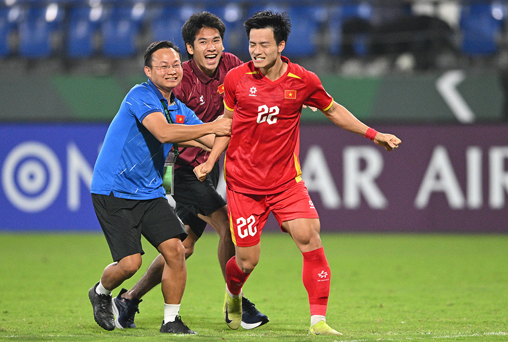 Bóng lăn trong tuần: Câu chuyện anh và em - Ảnh 1. Bóng lăn trong tuần: Câu chuyện anh và em - Ảnh 1.