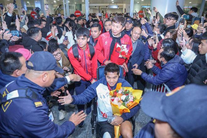 Hàng nghìn CĐV chào đón HLV Kim Sang Sik và các học trò trở về sau giải U23 Châu Á 2026