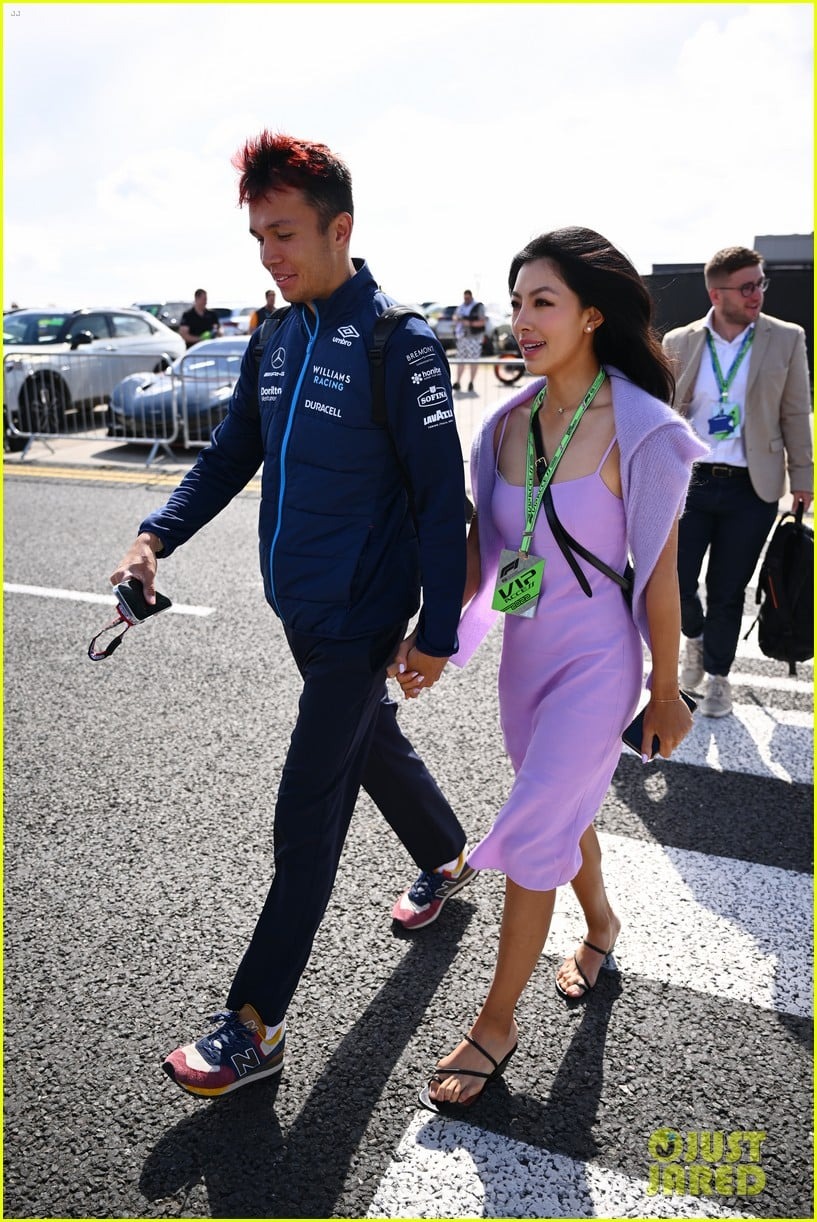 Tay đua F1 Thái Lan cầu hôn thành công mỹ nhân làng golf Trung Quốc - Ảnh 2.