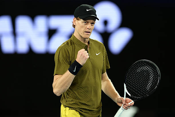 Jannik Sinner tiếp tục duy trì phong độ ấn tượng tại Australian Open 2026 khi đánh bại đồng hương Luciano Darderi với tỷ số 6-1, 6-3, 7-6(2) để ghi tên mình vào tứ kết