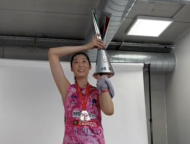 Zhu Ting khoe cúp vô địch cùng Imoco. Danh hiệu này cũng là chức vô địch thứ 24 trong sự nghiệp thi đấu quốc tế của Zhu Ting