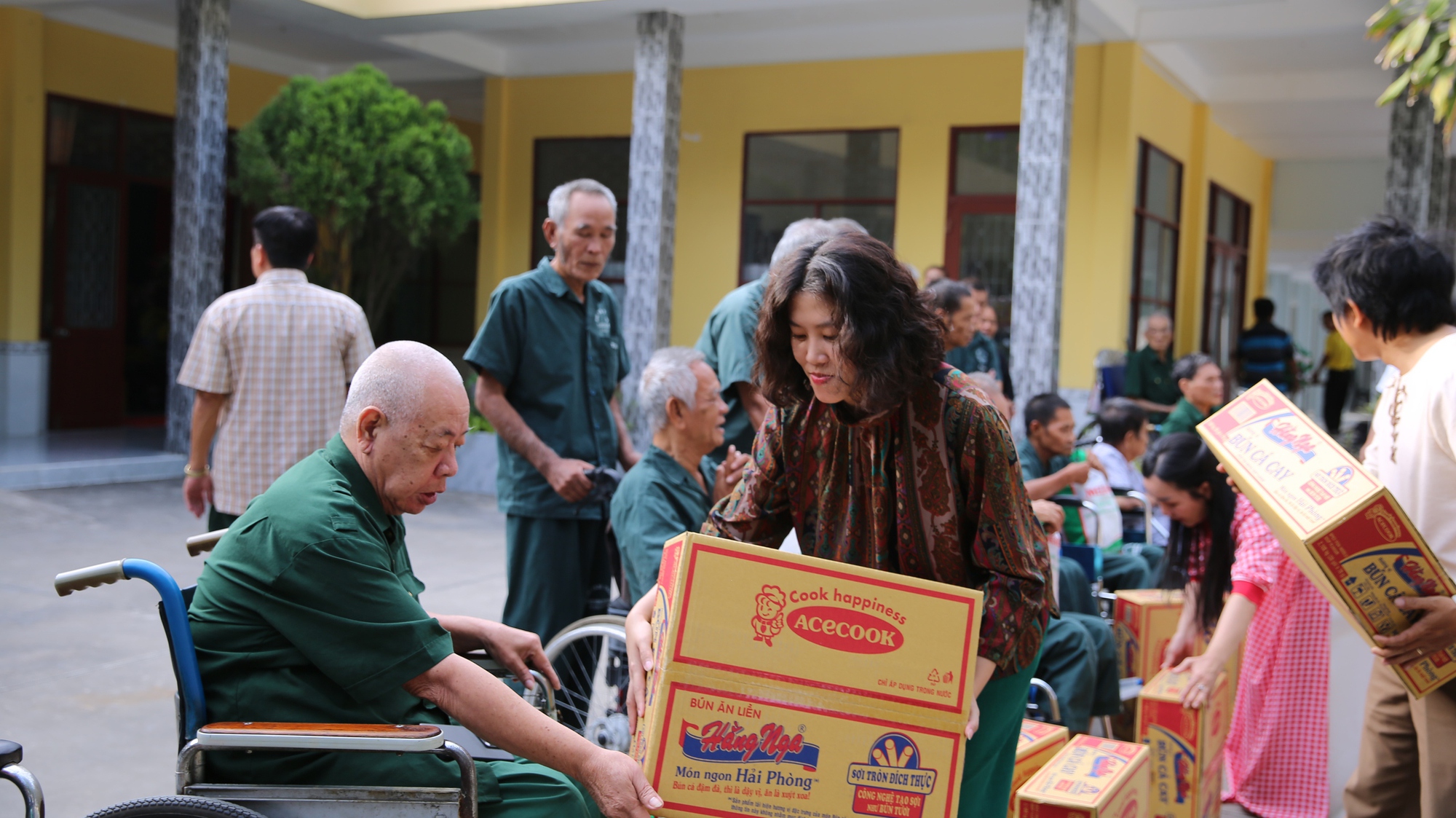 Gói trọn yêu thương trong những phần quà tết gửi đến người có công với nước