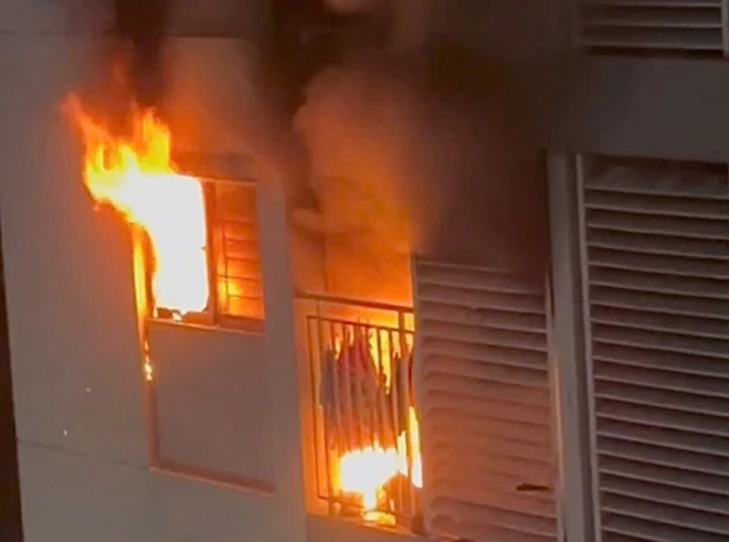 Vụ cháy chung cư tại Thành phố Hồ Chí Minh: Hai nạn nhân đã tử vong, bé gái 6 tuổi vẫn đang lọc máu, thở máy - Ảnh 1. Vụ cháy chung cư tại Thành phố Hồ Chí Minh: Hai nạn nhân đã tử vong, bé gái 6 tuổi vẫn đang lọc máu, thở máy - Ảnh 1.