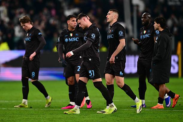 Napoli liên tục sa sút phong độ trong thời gian gần đây, mới nhất là thảm bại 0-3 trước Juventus ở Serie A Napoli liên tục sa sút phong độ trong thời gian gần đây, mới nhất là thảm bại 0-3 trước Juventus ở Serie A