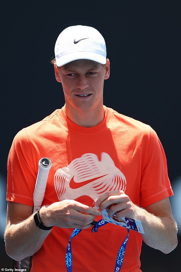 Vì sao Australian Open bắt Sinner, Sabalenka tháo thiết bị theo dõi sức khỏe? - Ảnh 2.