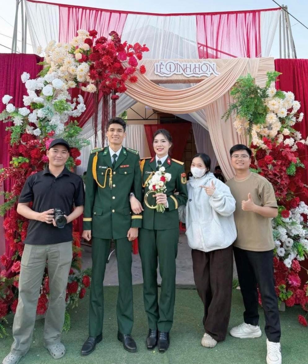 Ngọc Thuân, Duy Tuyến mặc quân phục bên 'người thương' trong lễ đính hôn, bóng chuyền Việt Nam được mùa cưới - Ảnh 2.