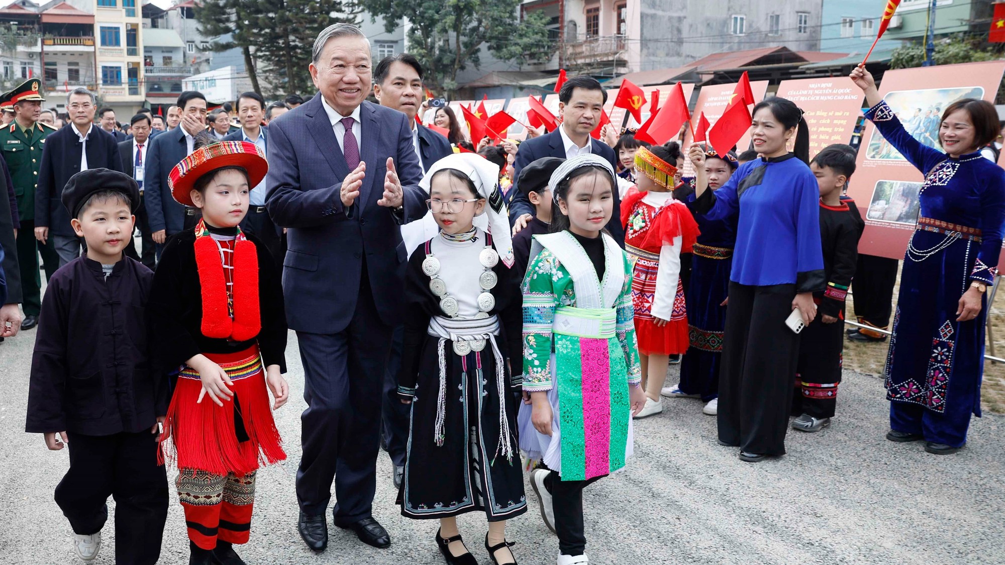 Tổng Bí thư Tô Lâm gặp mặt, nói chuyện với nhân dân các dân tộc tỉnh Cao Bằng