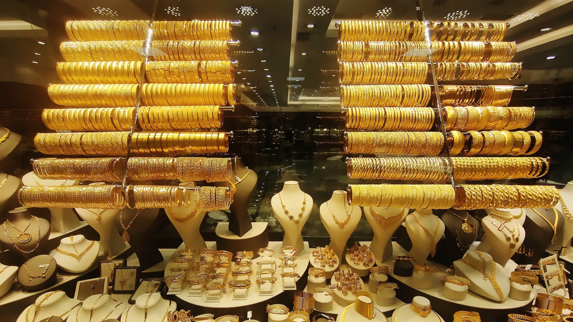 Giá vàng nối dài đà tăng, vượt mốc 5.300 USD/ounce