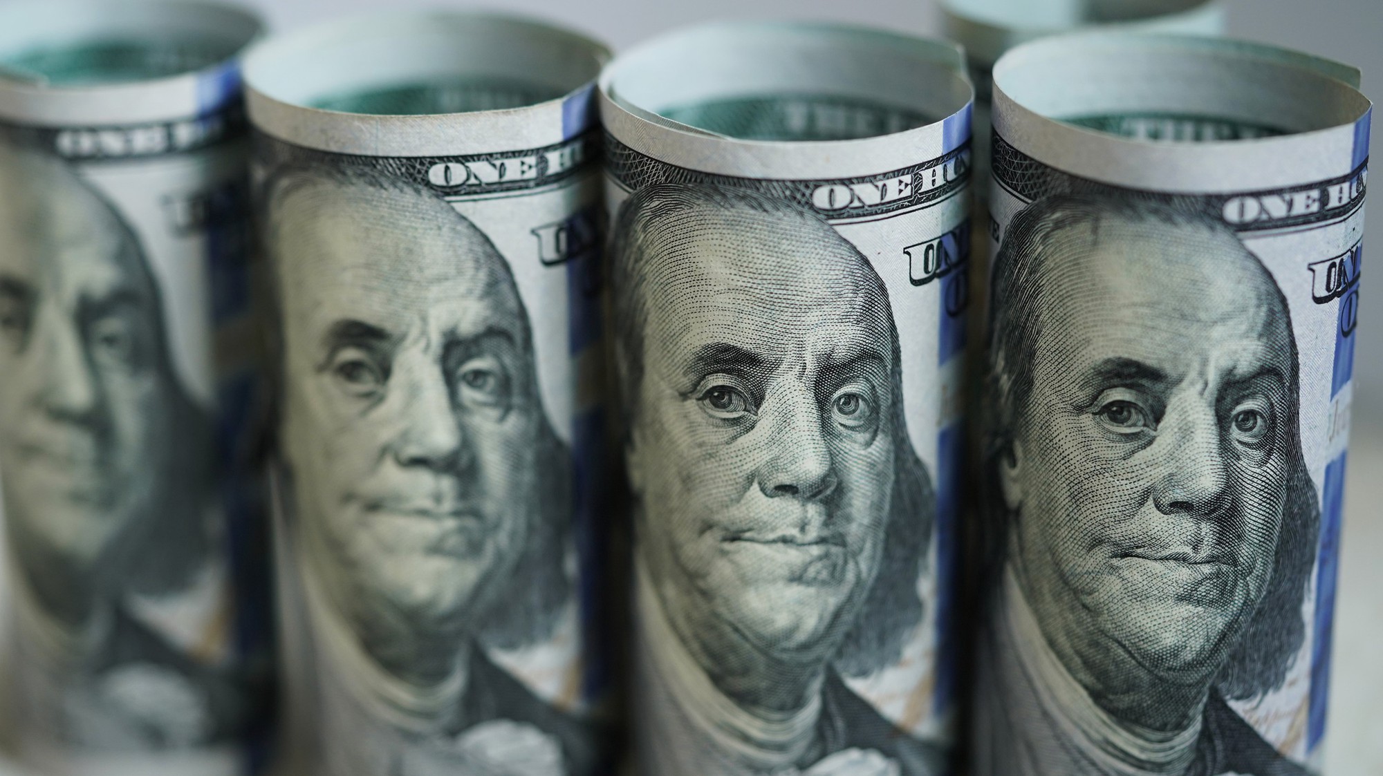 Đồng USD lao dốc giúp giá vàng tiếp tục lập "đỉnh"