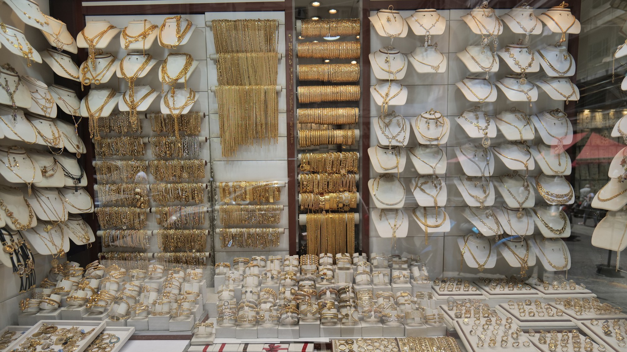 Giá vàng áp sát ngưỡng 5.600 USD/ounce, giá bạc đạt đỉnh mới