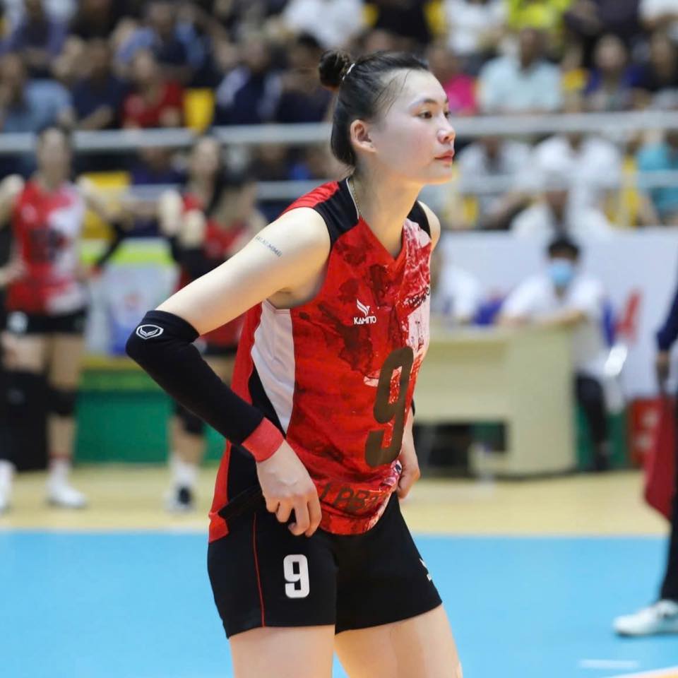Yến Nhi cao 1m78 và được đánh giá là một trong những tay chuyền đầy triển vọng của bóng chuyền Việt Nam