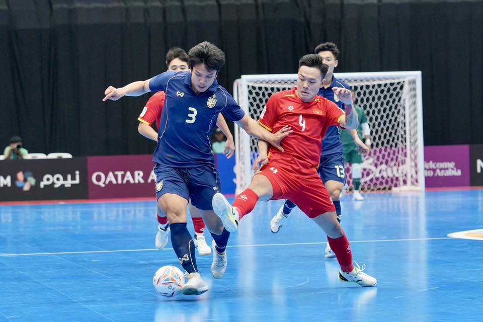 Nhận thất bại đáng tiếc trước Thái Lan, ĐT Việt Nam vẫn đi tiếp ở vòng tứ kết futsal châu Á 2026 - Ảnh 5. Nhận thất bại đáng tiếc trước Thái Lan, ĐT Việt Nam vẫn đi tiếp ở vòng tứ kết futsal châu Á 2026 - Ảnh 5.