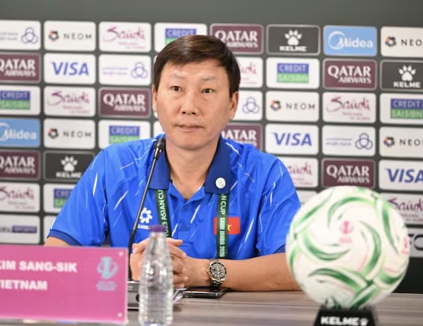 Khác biệt giữa ông Kim Sang Sik và các HLV Hàn Quốc tại Đông Nam Á - Ảnh 1. Khác biệt giữa ông Kim Sang Sik và các HLV Hàn Quốc tại Đông Nam Á - Ảnh 1.