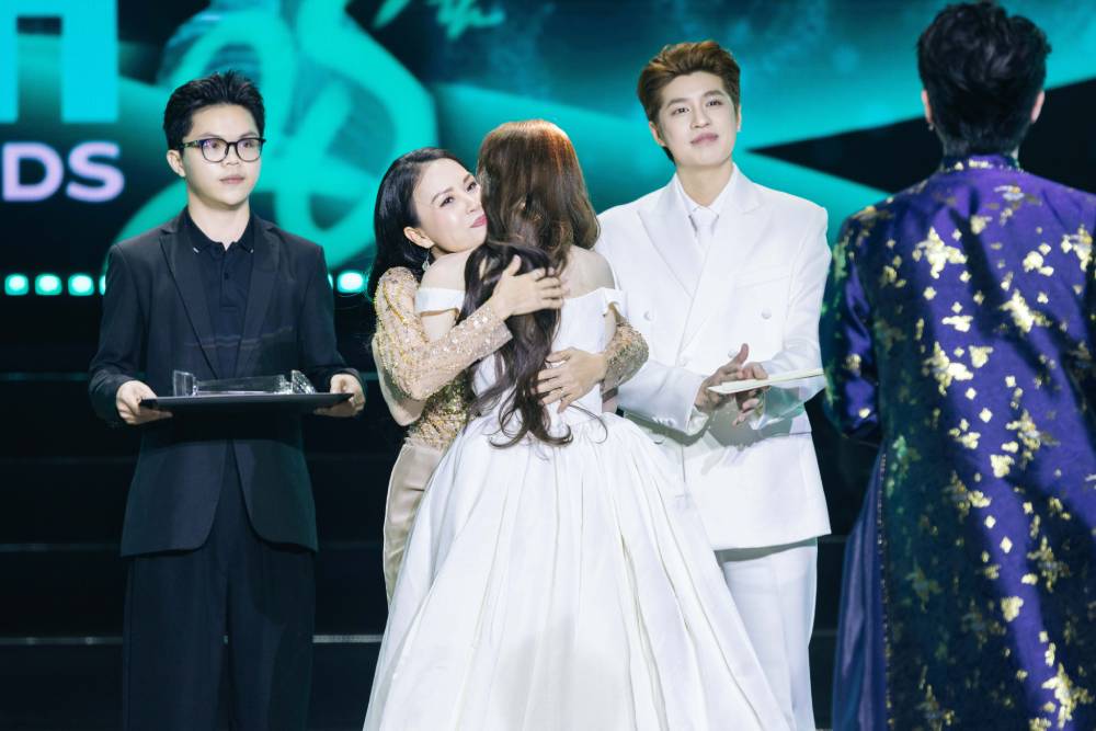 Hoà Minzy, Nguyễn Hùng giành chiến thắng áp đảo tại Làn sóng xanh 2025 - Ảnh 2. Hoà Minzy, Nguyễn Hùng giành chiến thắng áp đảo tại Làn sóng xanh 2025 - Ảnh 2.