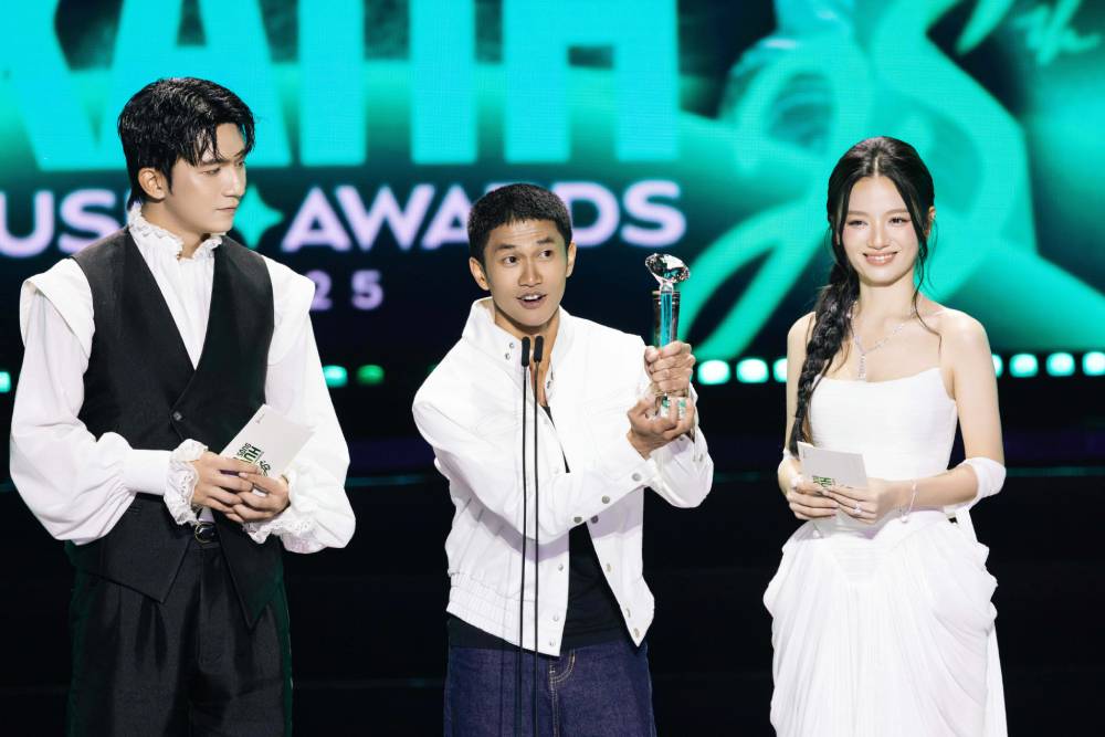 Hoà Minzy, Nguyễn Hùng giành chiến thắng áp đảo tại Làn sóng xanh 2025 - Ảnh 7. Hoà Minzy, Nguyễn Hùng giành chiến thắng áp đảo tại Làn sóng xanh 2025 - Ảnh 7.